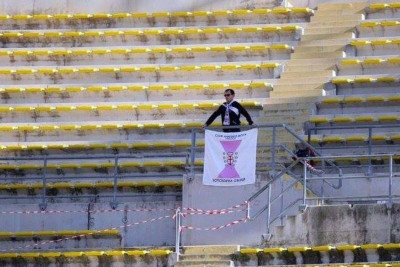 Επικό! Οπαδοί κέρασαν μπύρα τον… αντίπαλο που ήταν μόνος του στην εξέδρα (photos)