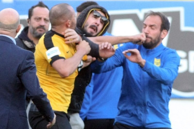 Ξύλο στα αποδυτήρια του Άρη, μπουνιές στον Τζιμπούρ από οπαδούς!