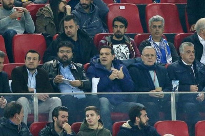 Στα αποδυτήρια ο Τσίπρας, ραντεβού με την ομάδα του 2004!