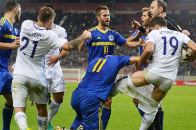 Ροντέο με ξεβράκωμα Σωκράτη από Τζέκο και αποβολές! (video)