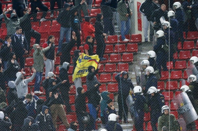 Χαμός στο «Γ. Καραϊσκάκης»: Πήραν πανό των Βόσνιων Έλληνες οπαδοί, έπεσαν μπουκάλια!