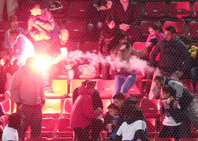 Ξέφυγαν οι Βόσνιοι: Πέταξαν καπνογόνα και καθίσματα στους Έλληνες! (photos, video)