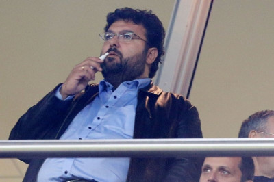 Αποβάλλει Έλληνες οπαδούς ο Βασιλειάδης για το πανό με Βοσνία