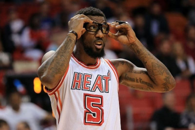 Επικό! Ο Στούνταμαϊρ έδωσε τα γυαλιά του σε διαιτητή για φάουλ! (video)