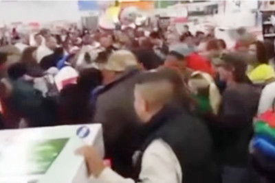 Black Friday: Τρελό ξύλο για τις μεγάλες προσφορές (videos)