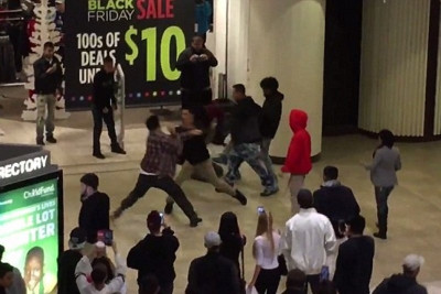 Black Friday: Τρελό ξύλο σε εμπορικό για μία… θέση! (video)