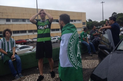 Απίστευτες εικόνες! Οπαδοί της Σαπεκοένσε θρηνούν έξω από το γήπεδο (photos)