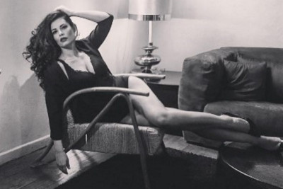 ΚΟΛΑΣΗ! Η Κορινθίου στον καναπέ… ΓΥΜΝΗ! (photo)