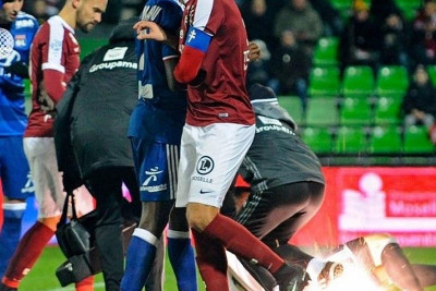 Χαμός στο Μετς-Λιόν: Τραυματίστηκε τερματοφύλακας απο κροτίδα! (video)