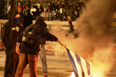 Δεν είναι πρόοδος να καις τη σημαία, είναι ΚΑΤΑΝΤΙΑ!