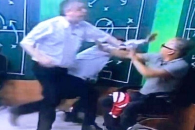 Πρόεδρος πλάκωσε στα… μπουκέτα δημοσιογράφο στον αέρα! (videο)