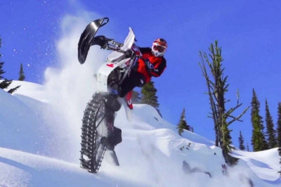 Επικό snowbiking σε χιονισμένες πλαγιές (video)