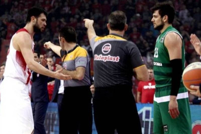 Πέσιμο στους διαιτητές στα αποδυτήρια!