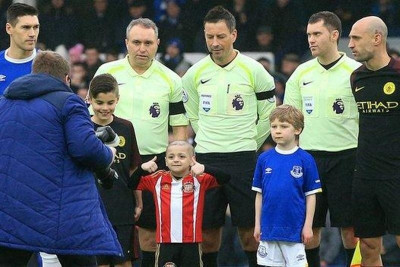 Νέα συγκίνηση για τον 5χρονο «μαχητή ζωής» στην Αγγλία (photos+videos)