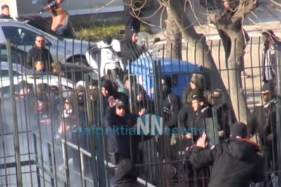 Πετροπόλεμος! Σοβαρά επεισόδια σε τοπικό στην Ναύπακτο! (video)