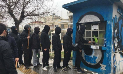 Τρομερό σκηνικό στο Ηρακλής-ΠΑΟΚ: Κουκουλοφόροι μοιράζουν δωρεάν κλεμμένα εισιτήρια!