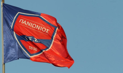 Ο «Πρόσφυγας» αγκαλιάζει τους πρόσφυγες