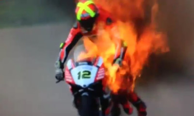 Σοκ με Φορές! Τυλίχθηκε στις φλόγες η μηχανή του (video)