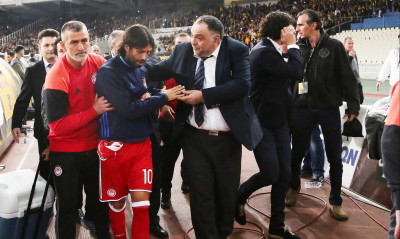 ΑΕΚ-Ολυμπιακός 0-1: Χαμός στο ΟΑΚΑ - Θερμό επεισόδιο με τον παρατηρητή