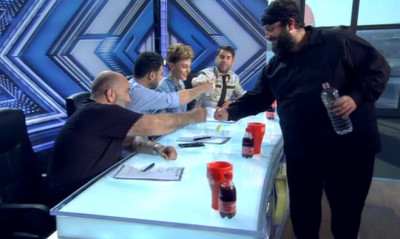 The X-Factor: Τα ήπιε η επιτροπή και… κουζουλάθηκε