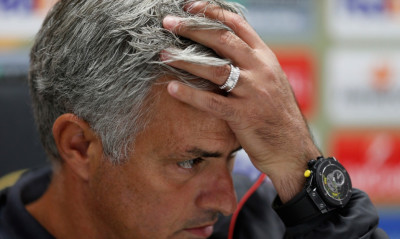 «Ζεσταίνεται» ο Μουρίνιο: «Με τόσους τραυματισμούς θα παίξω και εγώ!»