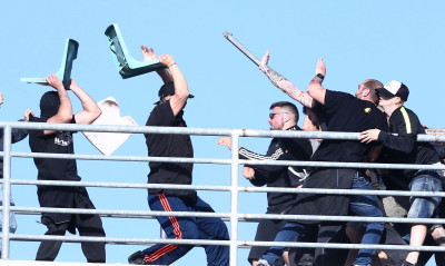 ΠΑΟΚ-ΑΕΚ: Έβγαλαν selfie μέσα στα επεισόδια!