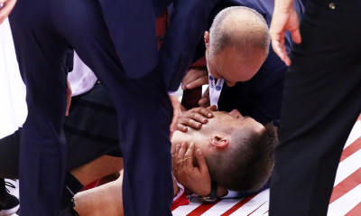 Σοκαριστικός τραυματισμός του Παπαπέτρου στο Ολυμπιακός - Άρης