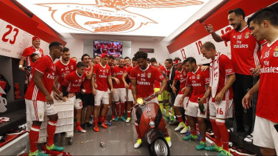 Ο Ελισέου ντριφτάρει με βέσπα μέσα στα αποδυτήρια της Μπενφίκα