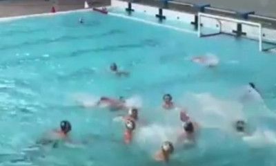 Επικό ξύλο στην πισίνα σε αγώνα πόλο!