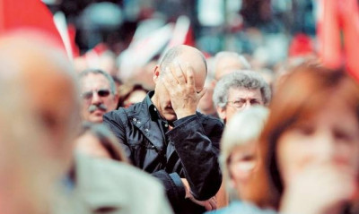 Ξεκίνησαν τα «ψαλίδια» στα επιδόματα
