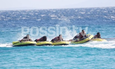 Mike James: Η «μάχη» του με τα κύματα στην Μύκονο (photos)