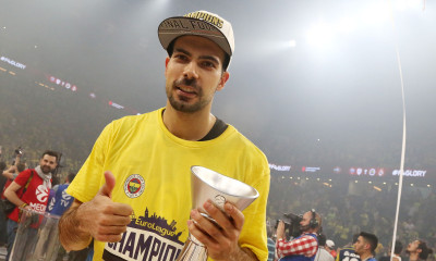 Ανανέωσε με Φενέρ ο Σλούκας