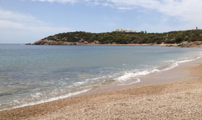 Λεγραινά: Η παραλία που κρατάει αντάρτικο στα μπιτσόμπαρα