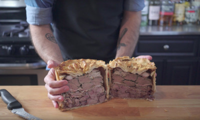 Αυτή είναι η πιο χορταστική παραδοσιακή κρεατόπιτα που θα φας ποτέ