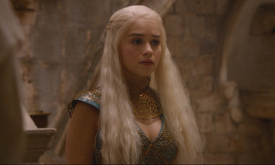 Η Emilia Clark αποκαλύπτει την αγαπημένη της ερωτική σκηνή στην TV