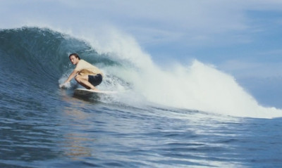 Μαγεία! Το βίντεο που θα σε κάνει να αγαπήσεις το σερφ και τη θάλασσα