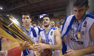 Ελλάδα: Τα… έσπασαν στα μπουζούκια οι Νέοι!