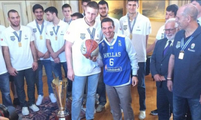 Ελλάδα: Φόρεσε τη φανέλα της Εθνικής ο Τσίπρας