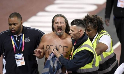 Παγκόσμιο πρωτάθλημα στίβου: Μπήκε γυμνός στο στάδιο και άρχισε να τρέχει πριν τον τελικό! (vid)