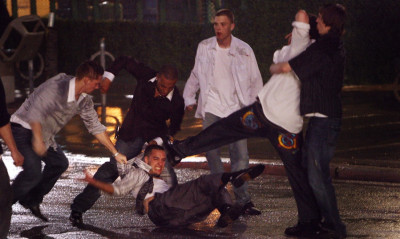 Πυγμάχος στέλνει νοκ - άουτ συμμορία!