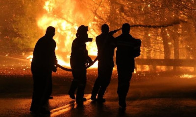 Πύρινος όλεθρος σε Βαρνάβα, Καπανδρίτι και Κάλαμο: Η φωτιά δεν αφήνει τίποτα όρθιο