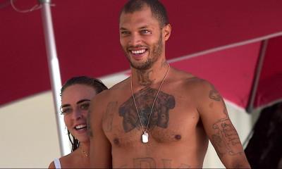 Πώς να ξυρίσεις τις τρίχες στην πλάτη πριν πας στην παραλία