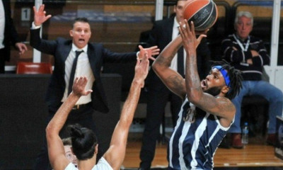 Στον Φάρο Λάρισας ο Κένι Χολ