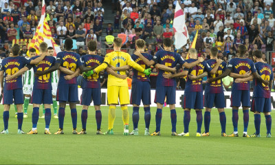 Ανατριχιαστικές στιγμές στο «Κάμπ Νόου» για τα θύματα της Βαρκελώνης! (video)