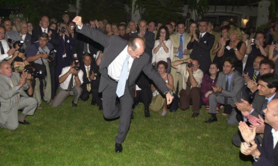 10 τραγούδια φουλ ΠΑΣΟΚ για να γιορτάσουμε σωστά την 3η Σεπτεμβρίου