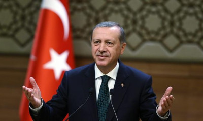 Γυμνή διαμαρτυρία στο ματς της Τουρκίας: «Ερντογάν δολοφόνε»