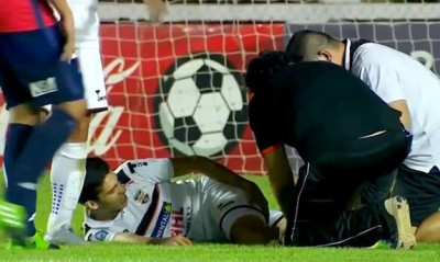 Σοκαριστικός τραυματισμός! Έσπασε το πόδι του στα δυο (vid)