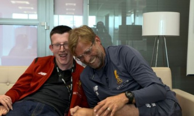 Ραγίζει καρδιές! Συγκινητική κίνηση Κλοπ σε παιδί με νοητική στέρηση! (vid)