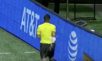 Διαιτητής δέχθηκε μπουκάλι όταν πήγε να δει το video replay (video)