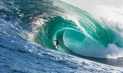 ΕΠΙΚΗ ΜΑΧΗ! Σέρφερ δαμάζουν τεράστια κύματα (video)